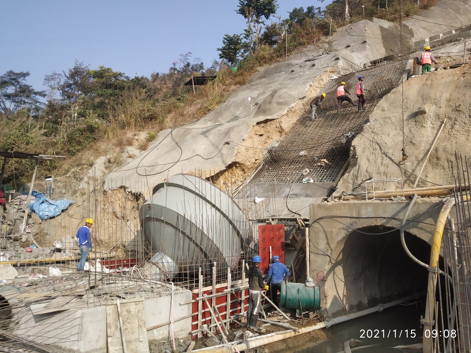 Reinforced-concrete raft for a hydropower surge pipe