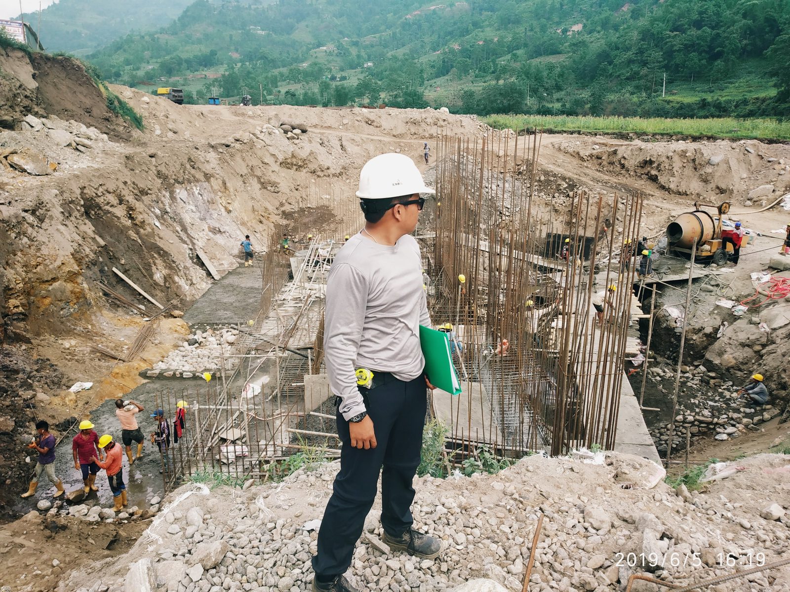 Powerhouse foundation raft during construction at a hydropower project